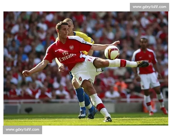 飞翔的荷兰人:范佩西鱼跃冲顶封神之战,重新定义中锋艺术